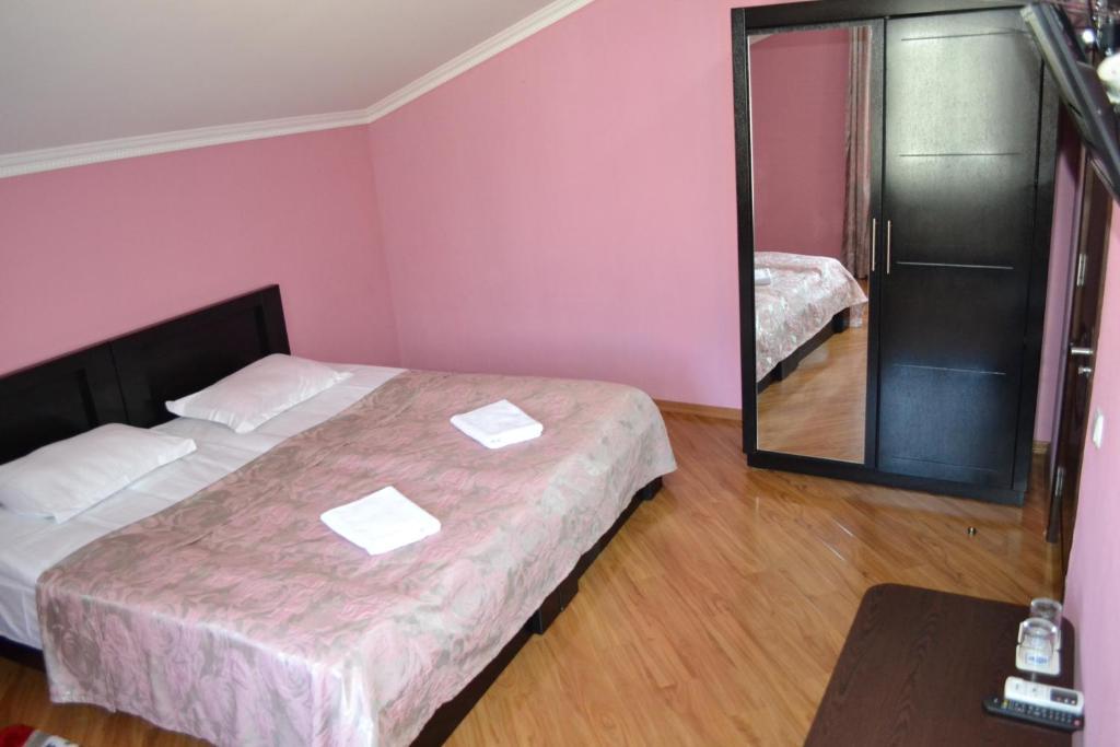 Hotel Isaka Tbilisi Rum bild